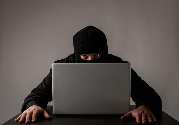 Retrato de un hombre usando un teléfono móvil