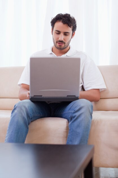Retrato, de, un, hombre, utilizar, un, computador portatil