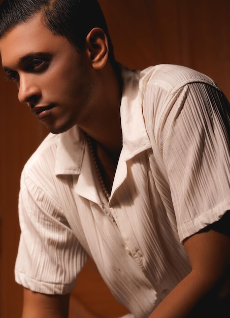 Foto retrato de un hombre vestido con camisa blanca