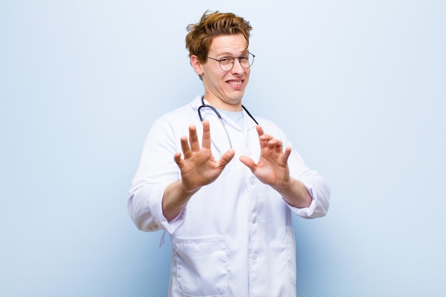 Retrato de un hombre vestido como un médico sobre fondo blanco.