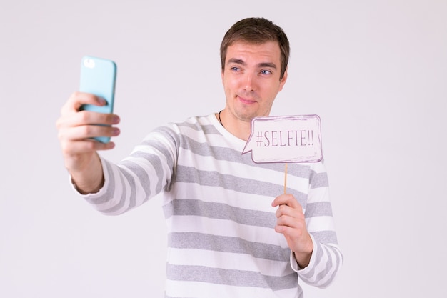 Foto retrato de hombre vestido con ropa casual en blanco