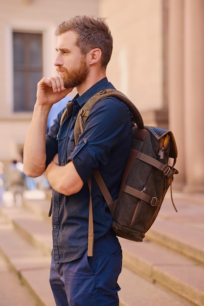 Retrato de hombre viajero barbudo urbano en una ciudad.