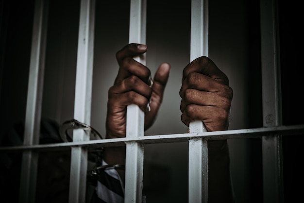 Retrato de hombres asiáticos desesperados por atrapar la prisión de hierroconcepto de prisionerogente de tailandiaesperanza de ser libre