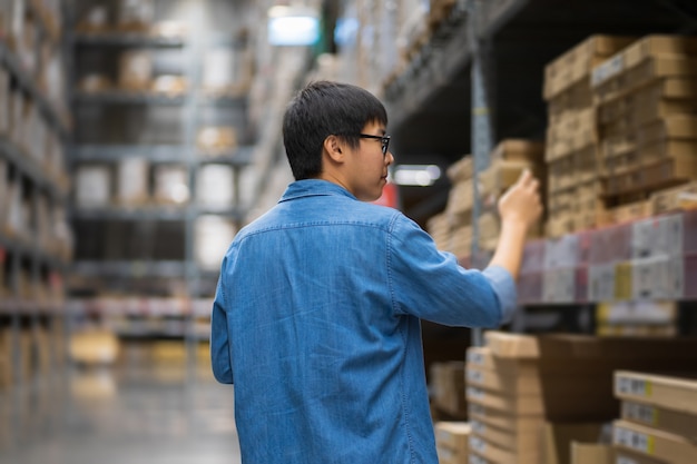 Retrato Hombres asiáticos, personal, conteo de productos Gerente de Control de Almacén