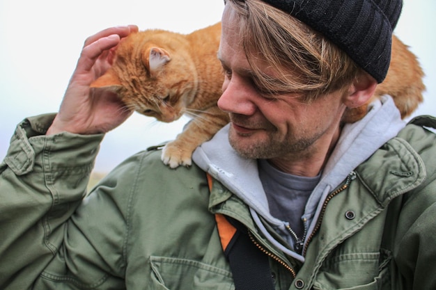 Foto retrato de hombres con gato