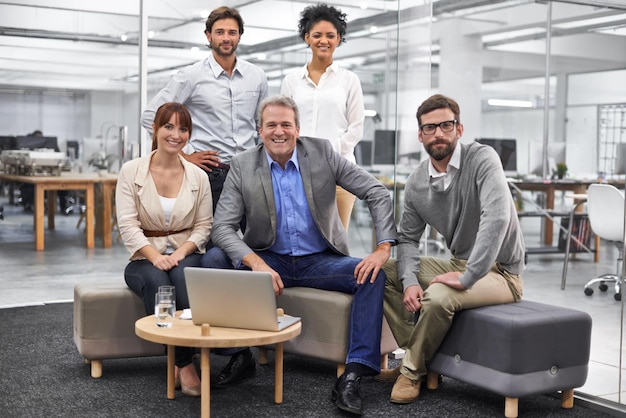 Retrato de hombres de negocios y portátil para lluvia de ideas en la oficina de una agencia creativa para la planificación de proyectos, campañas o propuestas Hombres, mujeres y sonrisas o juntos para la colaboración, Internet o reuniones