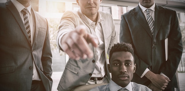 Foto retrato, de, hombres de negocios, posición, en, oficina