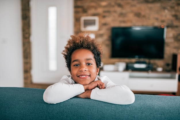 Retrato home de uma menina afro-americano de sorriso lindo.