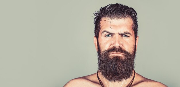 Retrato homem barbudo brutal Retrato da masculinidade Olhar sexy do homem Hipster masculino com bigode de barba Bonito homem brutal
