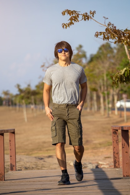 retrato homem com óculos de sol na natureza