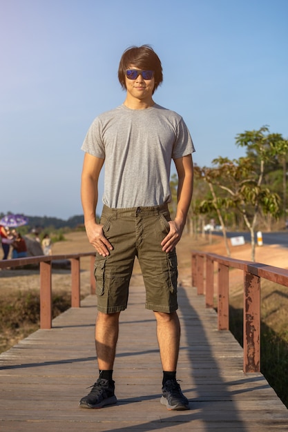 retrato homem com óculos de sol na natureza