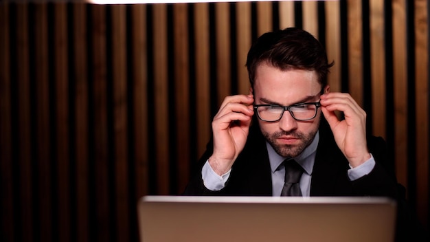 Retrato homem empresário fundador da empresa trabalhador de escritório sentado no escritório