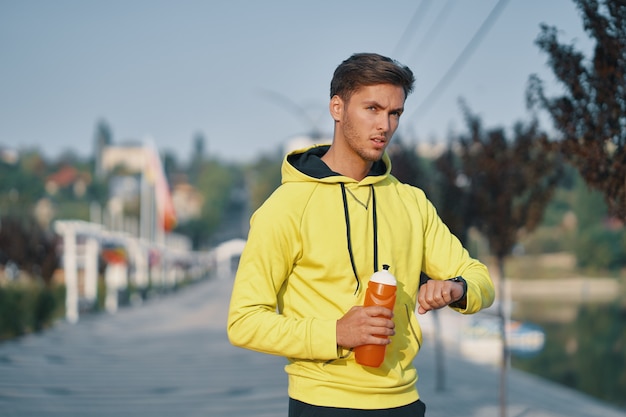 retrato homem esportivo bebendo água