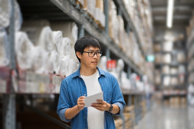 Retrato Homens asiáticos, funcionários, contagem de produtos Warehouse Control Manager