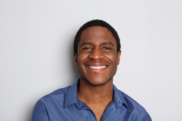 Retrato horizontal de um homem afro-americano sorridente contra um fundo branco