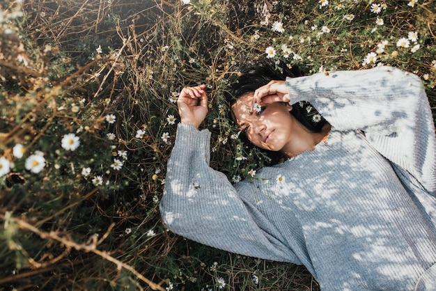 Retrato horizontal de uma mulher caucasiana atraente sorria e sinta-se livre e sonhe no prado com espaço de cópia Linda morena jovem ao ar livre curtindo a natureza Cobrir o humor da ideia