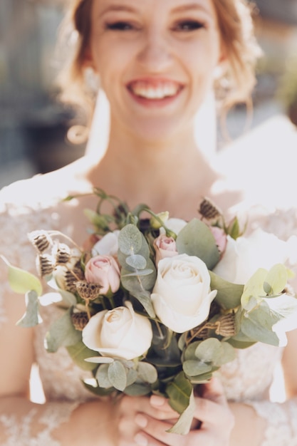 Retrato de la impresionante novia rubia con sonrisa brillante