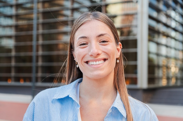 Foto retrato individual de una joven rubia alegre y adorable con una expresión amistosa