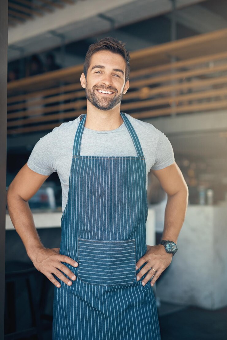 Foto retrato indústria alimentar e homem em café avental e garçom com confiança ambição de carreira e serviço amigável pessoa de rosto e empresário com hospitalidade profissional e servidor em restaurante