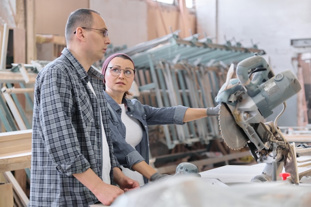 Retrato industrial de homens e mulheres que trabalham