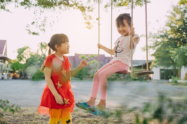 Retrato infantil de una expresión facial emocional de sonrisa y risa de niños hermanos asiáticos