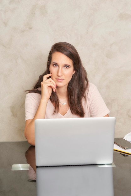 Retrato de influencer de mujer de negocios frente a su computadora portátil