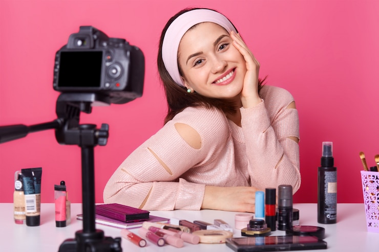 Foto retrato de influyente popular enérgico en el ámbito de la belleza.