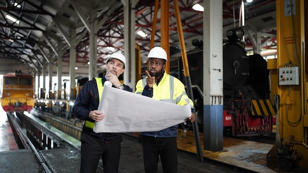 Retrato de ingeniero y aprendiz en taller de ingeniería ferroviaria