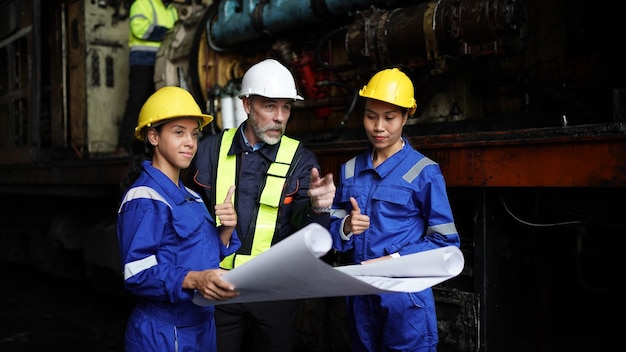 Retrato de ingeniero y aprendiz en taller de ingeniería ferroviaria