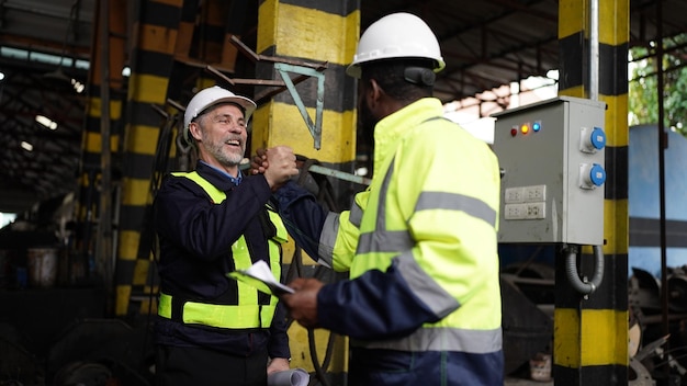 Retrato de ingeniero y aprendiz en taller de ingeniería ferroviaria