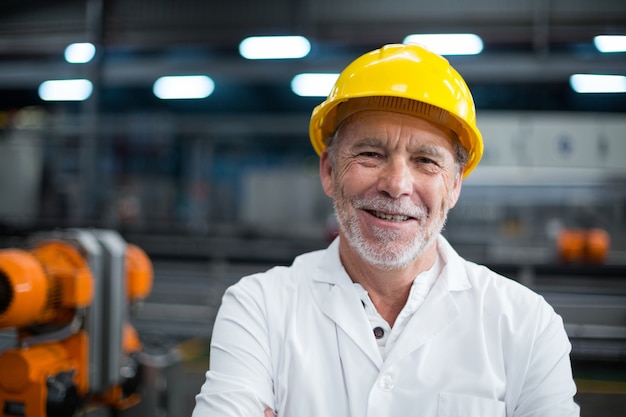 Retrato del ingeniero de fábrica de pie en la fábrica de botellas