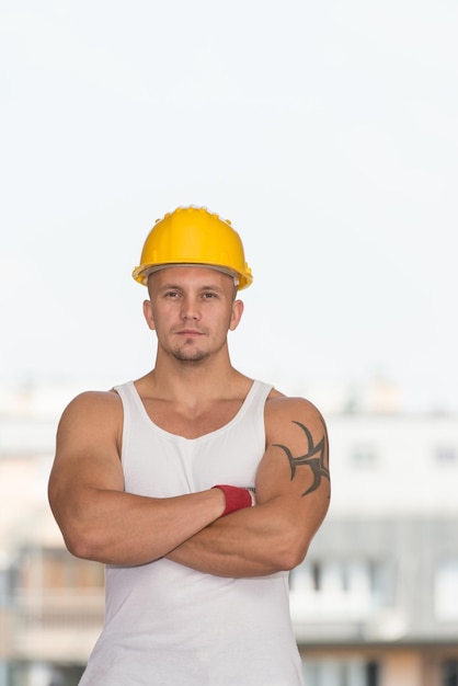 Retrato de ingeniero guapo con casco amarillo
