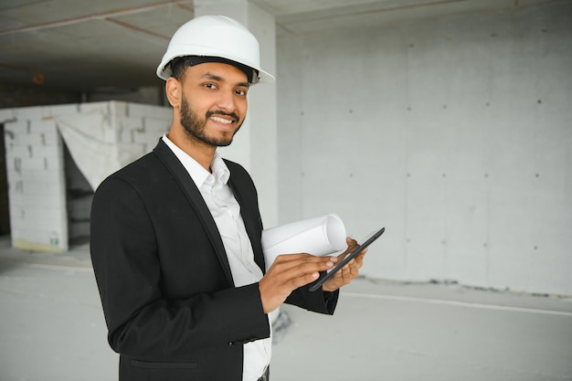 Retrato de un ingeniero indio posando ante la cámara.