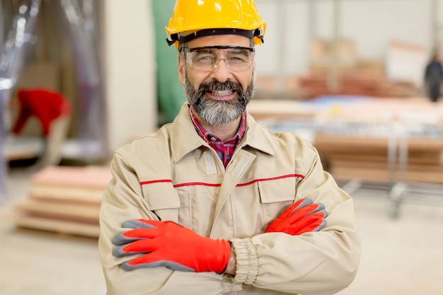 Retrato de ingeniero de mediana edad en la fábrica