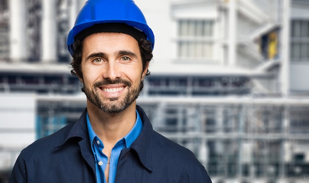 Retrato de ingeniero en una planta de sitio