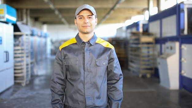 Retrato de un ingeniero en el trabajo en una fábrica.