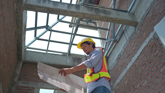 Retrato de ingenieros inspeccionando y evaluando el progreso de los sitios de construcción de viviendas