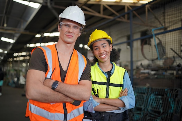 Retrato de ingenieros masculinos y femeninos que trabajan en la industria metalúrgica. Trabajo técnico con máquina de torno en las instalaciones de la fábrica.