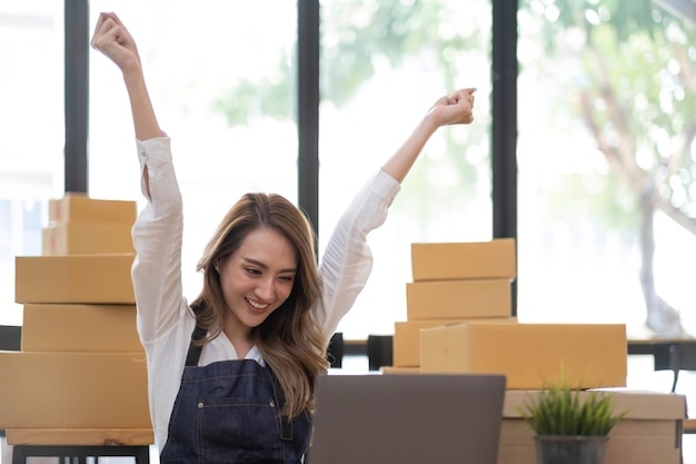 Retrato de iniciar pequeñas empresas Propietarias de pymes empresarias que trabajan en cajas de recibos y verifican pedidos en línea para prepararse para empacar las cajas y vender a los clientes ideas de negocios de pymes en línea