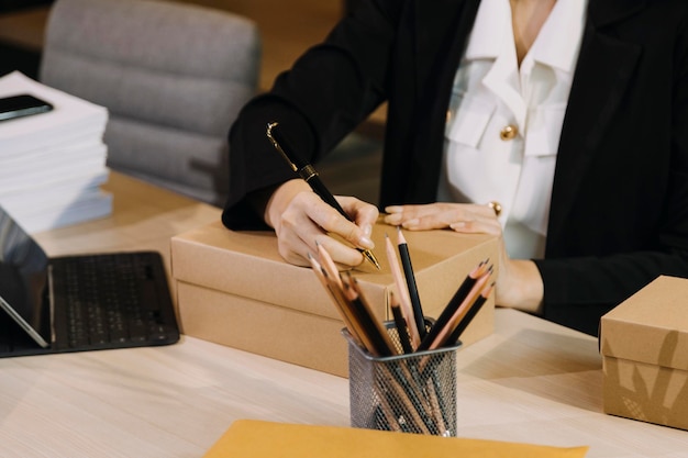 Retrato de inicio de pequeñas empresas Propietarios de pymes Dos mujeres asiáticas revisan pedidos en línea Venta de productos que trabajan con cajas trabajo independiente en la oficina en casa pyme negocio en línea pequeña mediana empresa