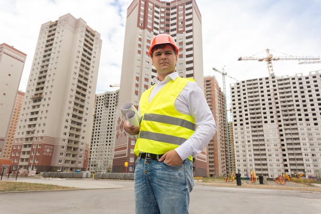 Retrato de inspector de construcción de pie en obra