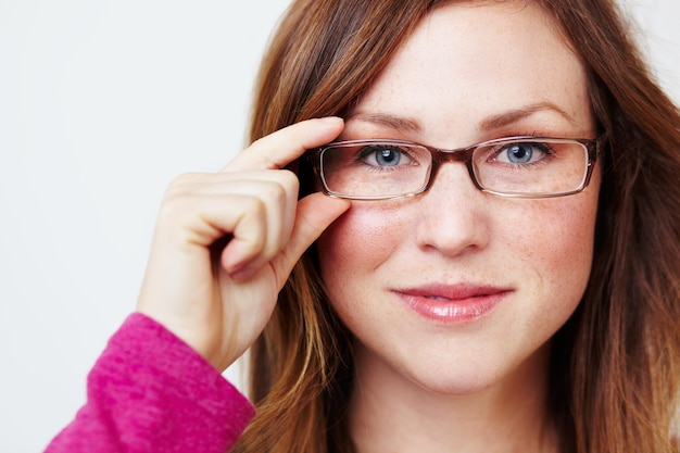 Retrato intelectual y hermoso de una mujer joven y atractiva con gafas