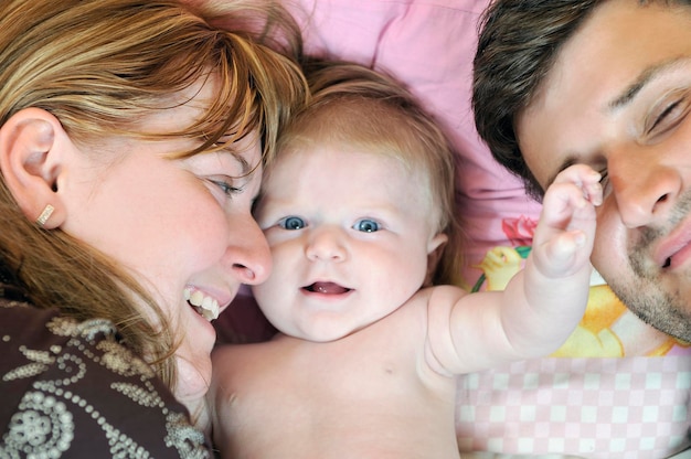 retrato interior com família jovem feliz e bebezinho fofo