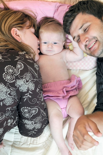 Foto retrato interior com família jovem feliz e bebezinho fofo