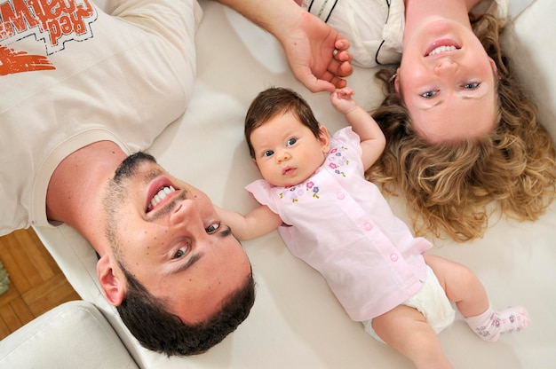 Foto retrato interior com família jovem feliz e bebezinho fofo