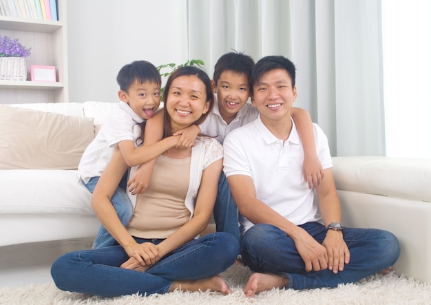 Retrato de interior de la familia de raza mixta asiática