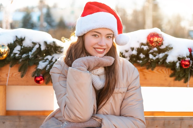 Retrato de invierno adulto joven hermosa mujer con sombrero de Santa humor navideño