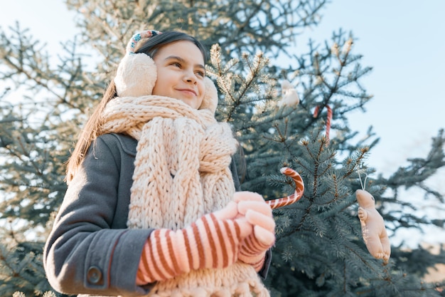 Retrato de invierno al aire libre de una niña sonriente