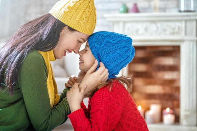 Retrato de invierno de una familia amorosa feliz usando suéteres de punto