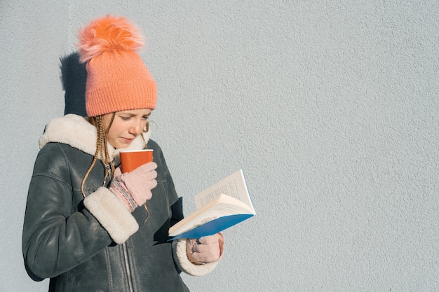 Foto retrato de invierno de joven estudiante adolescente